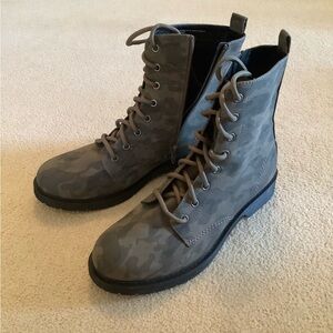 Women’s Camo Zip Up Boots Size 11